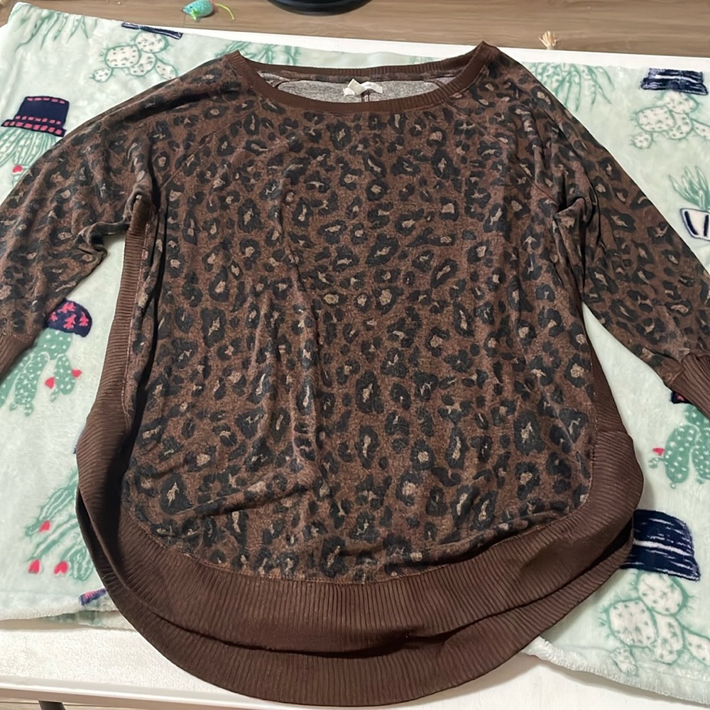 Cute leopard round hem top